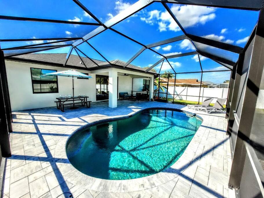 Blue Door Retreat - Luxury Pool Home - Sleeps 8 Cape Coral Ngoại thất bức ảnh