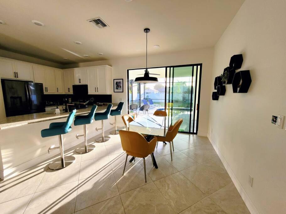Blue Door Retreat - Luxury Pool Home - Sleeps 8 Cape Coral Ngoại thất bức ảnh
